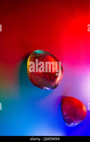 Zwei mineralische Edelsteine, bunt beleuchtet, mit abstrakten Details. Stockfoto