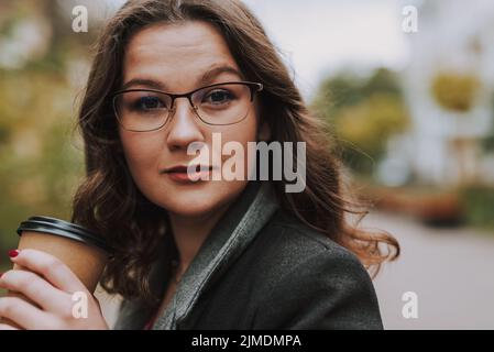 Selbstbewusste Dame mit Kaffee zu gehen, um Sie zu sehen Stockfoto