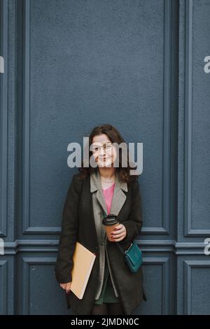Glückliche junge Frau, die allein im Freien gute Zeit hat Stockfoto