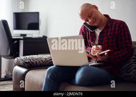 Mann Telearbeit von zu Hause nach Coronavirus-Pandemie Stockfoto