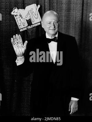 Ed Koch bei den MTV Music Awards in der Radio City Music Hall in New York City, New York im September 1984. © Scott Weiner /MediaPunch Stockfoto