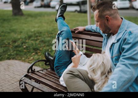Junge Paar genießen Datum, Check-out Foto-Session auf dem Smartphone Stockfoto