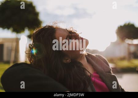 Befriedete junge Frau genießt frische Luft Stockfoto