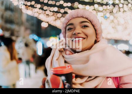 Junge Frau feiert Winterferien Stockfoto