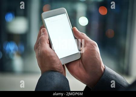 Weißer, leerer Telefonbildschirm und Copyspace mit männlichen Händen, die ein Handy halten. Ein Mann hält ein Smartphone aus der Nähe, während er das moderne digitale Zeitalter von genießt Stockfoto