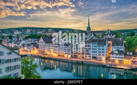 Zürich Schweiz, Hochwinkelansicht Sonnenaufgang City Skyline von Lindenhof Stockfoto