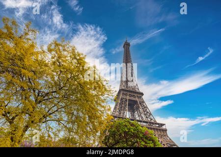 Paris Frankreich, Skyline der Stadt am Eiffelturm und Garten im Frühling Stockfoto