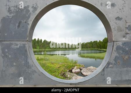 Konzept des Laufens weg vom hektischen Leben in der Stadt, um das Leben in der Natur zu beruhigen, Befriedung Stockfoto