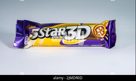 Eine Bar von Cadbury 5-Star 3D auf weißem Hintergrund. Stockfoto