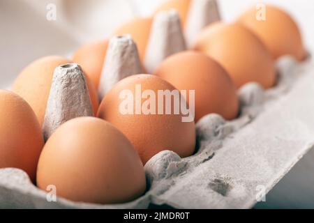 Braune Hühnereier Nahaufnahme auf unscharfer Hintergrundfarbe Stockfoto