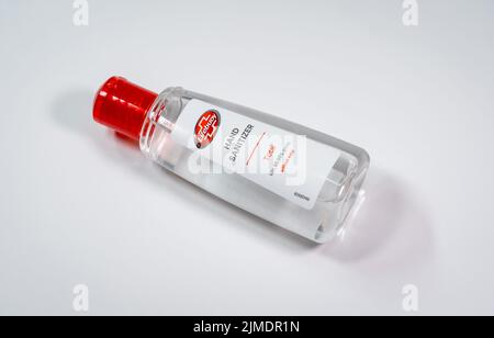 Eine kleine Lifebuoy Handdesinfektionsflasche im Taschenformat auf weißem Hintergrund. Stockfoto