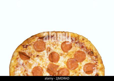 Halb Pizza Pepperoni isoliert auf weiß, Draufsicht Stockfoto