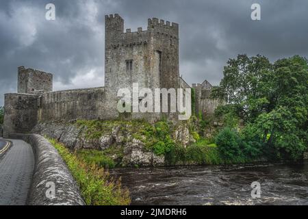 Cahir Castle liegt am Ufer des Suir Flusses in Cahir Stadt Stockfoto