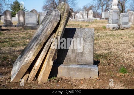 Ein Stapel zerbrochener Grabsteine auf einem Friedhof Stockfoto