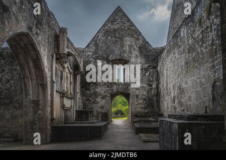 Innen, Altäre und Gräber von ruinierten, 15. Jahrhundert Kloster, Muckross Abtei Stockfoto