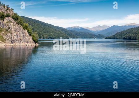 Kreuzschiff auf dem Speichersee Vidraru, Kreis Arges, Rumänien Stockfoto