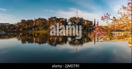 Sonnenaufgang über Xuan Huong See, Dalat, Vietnam Stockfoto