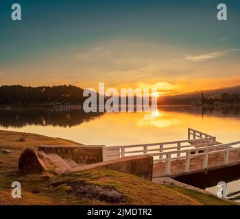 Sonnenaufgang über Xuan Huong See, Dalat, Vietnam Stockfoto