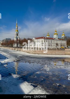 Russland, St. Petersburg, 01. April 2021: Glockenturm der St. Nicholkkathedrale an einem klaren, sonnigen Frühlingstag, eine Eisdrift auf Kr Stockfoto