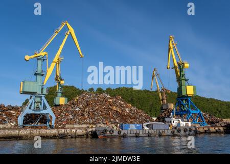 Krane im Hafen Stockfoto