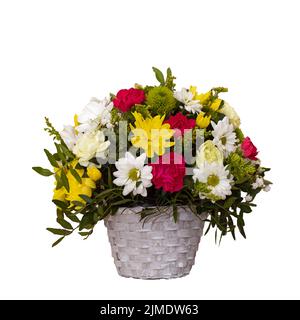 Korb mit vielen weißen gelb rosa Blüten isoliert auf weiß. Stockfoto