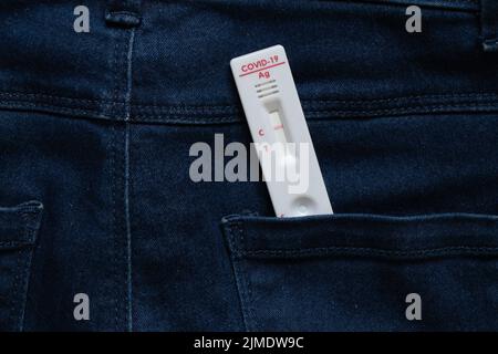 Negativer Covid-Test liegt auf Jeans, Antikörpertest Stockfoto