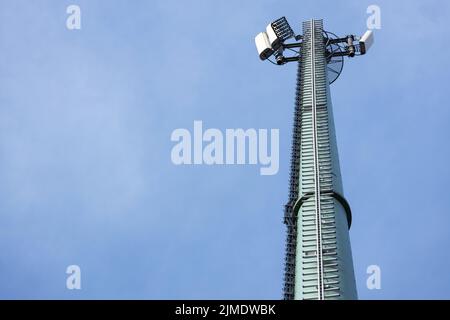 Ein 5G Mast mit Platz für Text Stockfoto