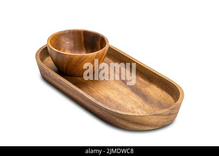 Seitenansicht von Holzbecher und Holztablett auf weißem Hintergrund. Stockfoto
