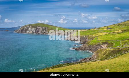 Wunderschöne Küste mit Klippen und türkisfarbenem Wasser in Dingle Stockfoto