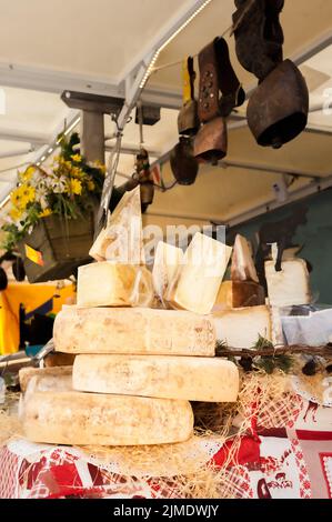 Käse und schneiden Sie Stücke zum Verkauf auf den Markt. Stockfoto