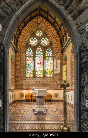 Innenraum, Aspersorium oder Stuppe und Buntglas in der St. Marys Kathedrale Stockfoto