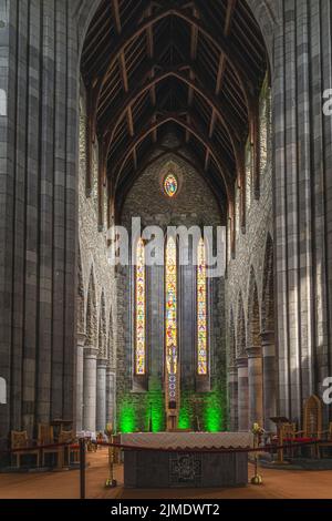 Nahaufnahme des Hauptaltars und Glasmalerei dahinter in der St. Marys Kathedrale Stockfoto