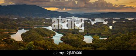 Tolle Aussicht auf den Ta Dung See. Panoramalandschaft Stockfoto