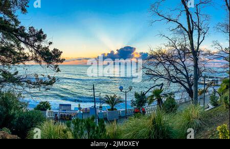Sonnenuntergang in Sotschi über schwarzem Meer Stockfoto