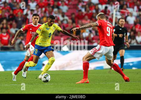 Lissabon, Portugal. 05. August 2022. Antony Alves (L2) vom FC Arouca in Aktion während des Fußballspiels der Portugiesischen Liga zwischen SL Benfica und FC Arouca im Luz-Stadion in Lissabon.(Endstand: SL Benfica 4 gegen 0 FC Arouca) Credit: SOPA Images Limited/Alamy Live News Stockfoto