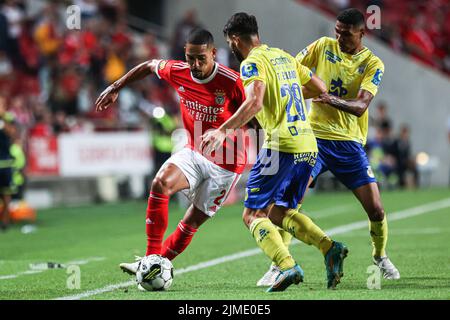 Lissabon, Portugal. 05. August 2022. Gilberto von SL Benfica (L) in Aktion während des Fußballspiels der Portugiesischen Liga zwischen SL Benfica und FC Arouca im Luz-Stadion in Lissabon. (Endergebnis: SL Benfica 4 vs. 0 FC Arouca) Credit: SOPA Images Limited/Alamy Live News Stockfoto