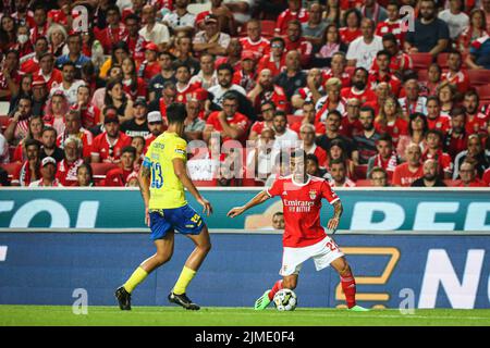 Lissabon, Portugal. 05. August 2022. Chiquinho (R) von SL Benfica in Aktion während des Fußballspiels der Portugiesischen Liga zwischen SL Benfica und FC Arouca im Luz-Stadion in Lissabon.(Endstand: SL Benfica 4 gegen 0 FC Arouca) Credit: SOPA Images Limited/Alamy Live News Stockfoto