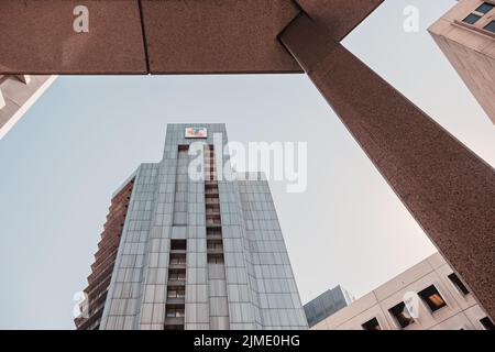 Adelaide City, South Australia - 23. August 20019: Das Telstra House Hochhaus mit dem Logo im Stadtzentrum von Adelaide, während Sie an einem Tag am Freitag nach oben schauen Stockfoto