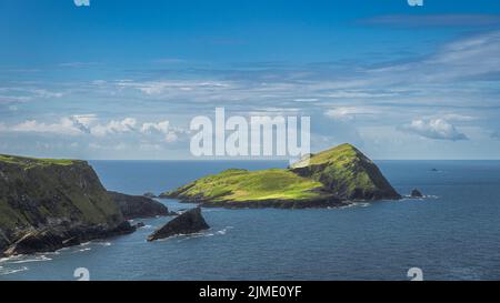 Zerklüftete Küste mit Inseln, Kerry Cliffs und blauem Wasser des Atlantischen Ozeans, Irland Stockfoto