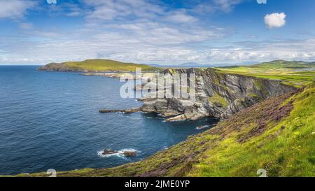 Großes Panorama mit Kerry Cliffs und blauem Atlantik, Irland Stockfoto