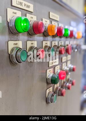 Bedienfeld in der heacy Industrieanlage Stockfoto