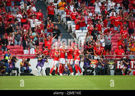 Lissabon, Portugal. 05. August 2022. Die Spieler von SL Benfica feiern, nachdem sie beim Fußballspiel der Portugiesischen Liga zwischen SL Benfica und FC Arouca im Luz-Stadion in Lissabon ein Tor erzielt haben.(Endstand: SL Benfica 4 gegen 0 FC Arouca) (Foto von David Martins/SOPA Images/Sipa USA) Kredit: SIPA USA/Alamy Live News Stockfoto