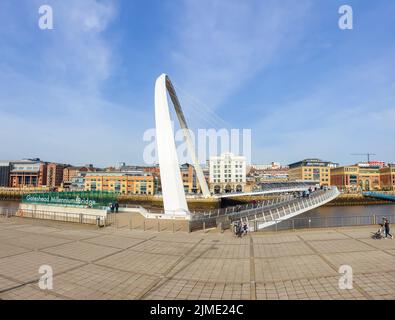 Gateshead Millennium Bridge auf Newcastle upon Tyne Quayside an einem sonnigen Wintermorgen Stockfoto