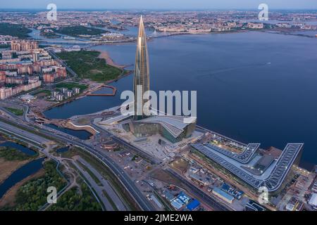 Russland, St.Petersburg, 16. Mai 2021: Drohnenansicht des höchsten Wolkenkratzers Europas Lakhta Center bei rosa Sonnenuntergang, Headquarte Stockfoto