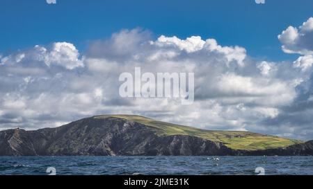 Grüne Felder und Farmen im Morgenlicht auf den Kerry Cliffs Stockfoto