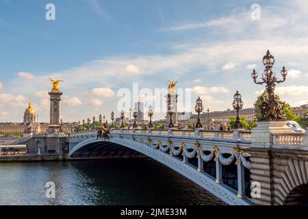 Sonniger Tag in Paris und Alexandre III Brücke Stockfoto