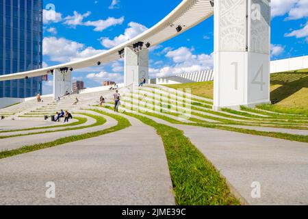 Modernes Erholungsgebiet mit abstrakten architektonischen Formen in der Stadt Moskau. Stockfoto