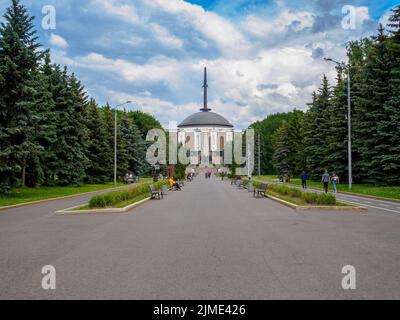 Blick auf das Denkmal des Großen Vaterländischen Krieges im Victory Park auf dem Poklonnaya-Hügel. Stockfoto