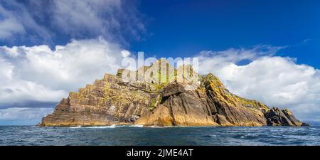 Skellig Lighthouse ragt hinter dem Felsen auf der Insel Skellig Michael hervor Stockfoto