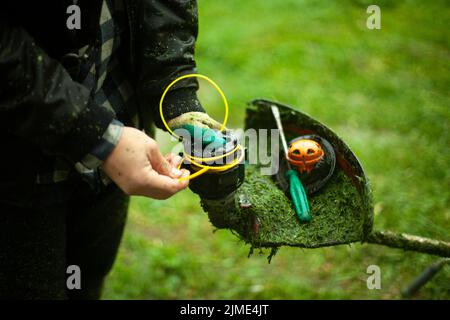 Reparatur des Rasenmähers. Saodniks Werkzeug. Der Rasenmäher ist defekt. Stockfoto